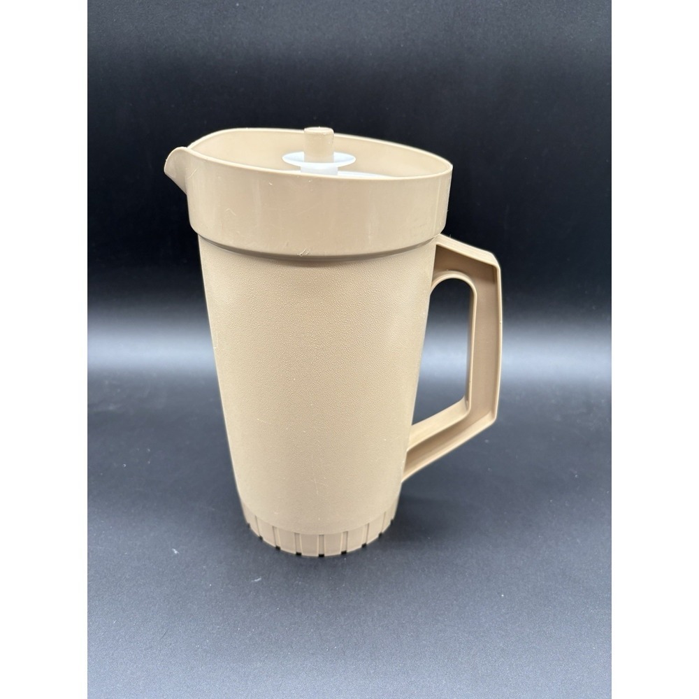 Tupperware 2 Quart Pitcher Tan w/ Push Button Seal 800-8 Vintage - Picture 3 of 10